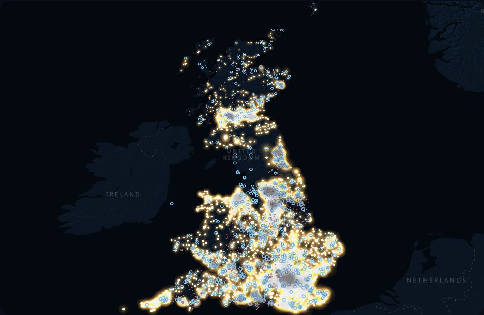 Map of Great Britain: stations that publish room glow amber.